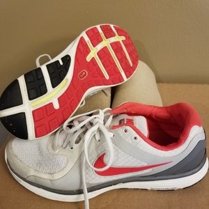 Nike women walking shoe